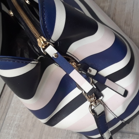 KATE SPADE..EVANGELIE LAUREL WAY..CRUISE STRIPE BAG - Picture 4 of 10